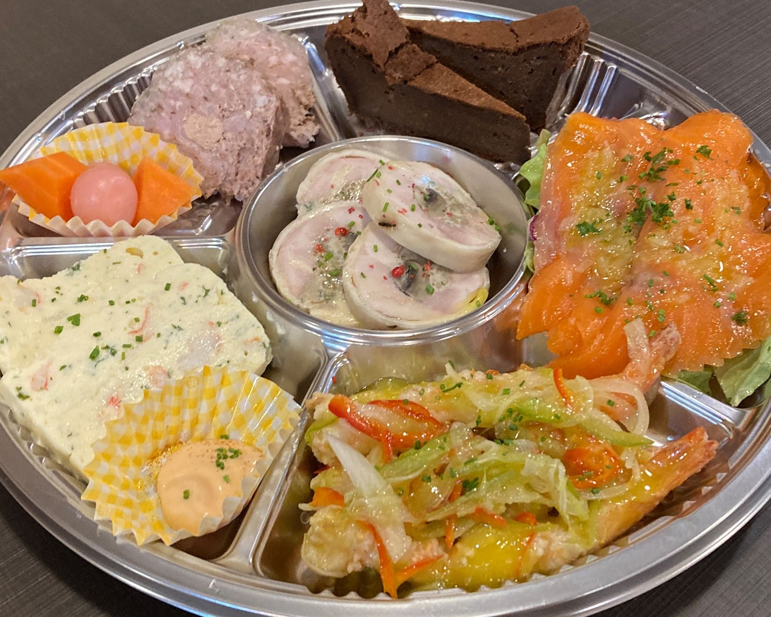 シェフこだわりの料理とともに厳選ワインをお楽しみください